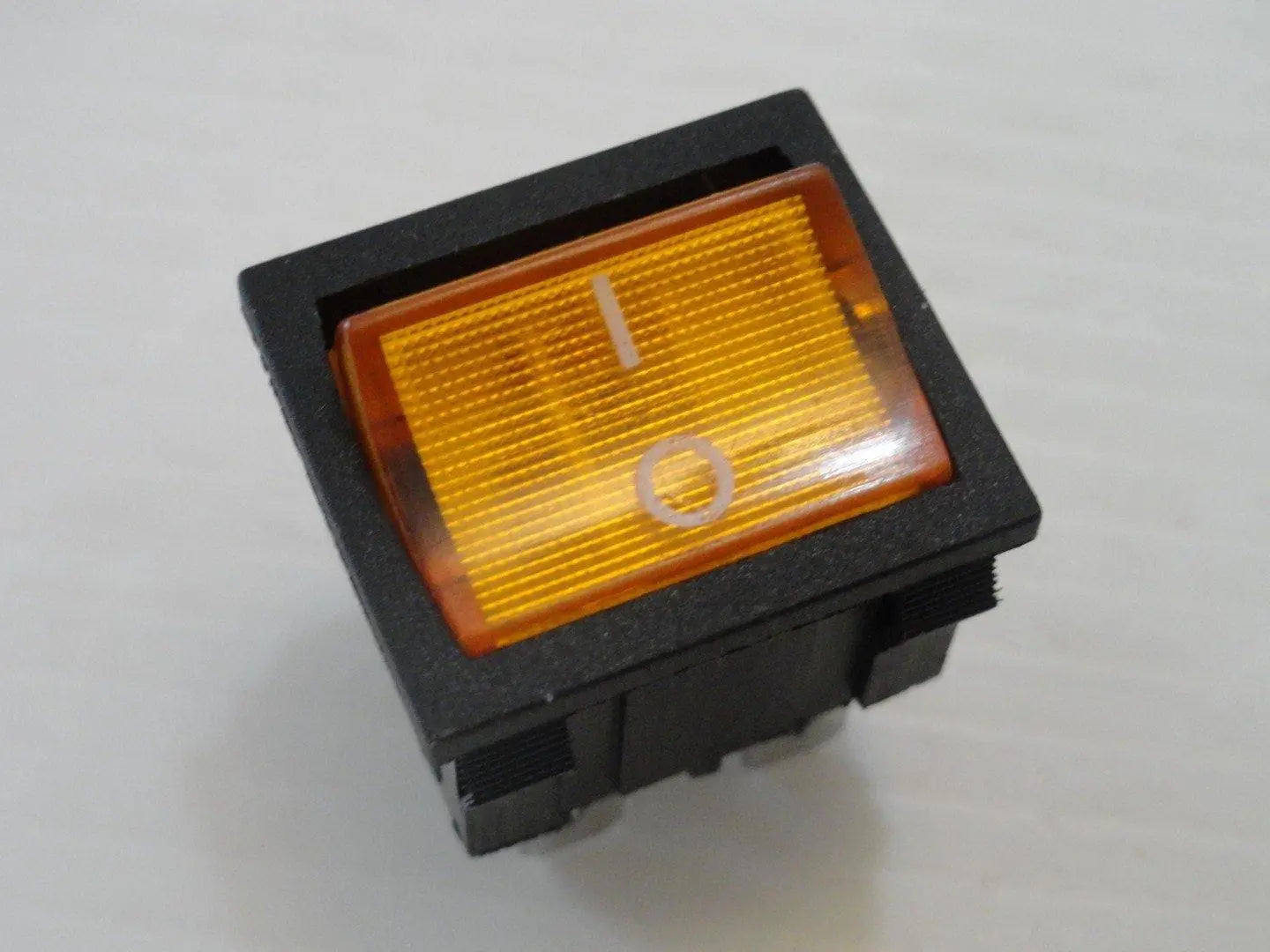 Interruttore bipolare a bilanciere luminoso giallo 220V 21x15 mm