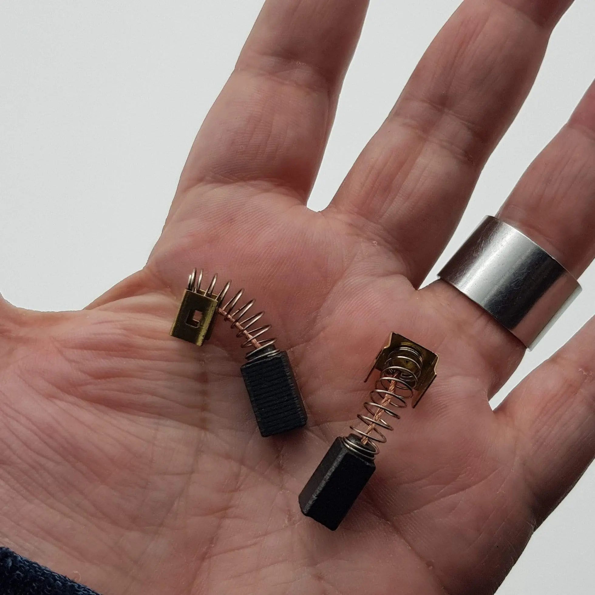 Spazzola singola carboncino per smerigliatrice Black+Decker CD105/110/115 1pz BLACK+DECKER