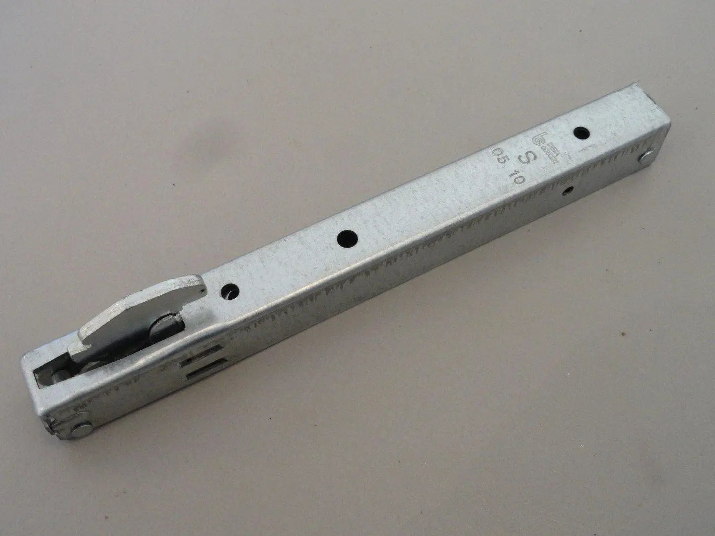 Ariston C00054937 Cerniera Molla Per Lavastoviglie – Ricambio Originale Per Hotpoint E Indesit